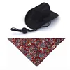 Sombrero de vaquero negro, pañuelo triangular rojo oscuro.
