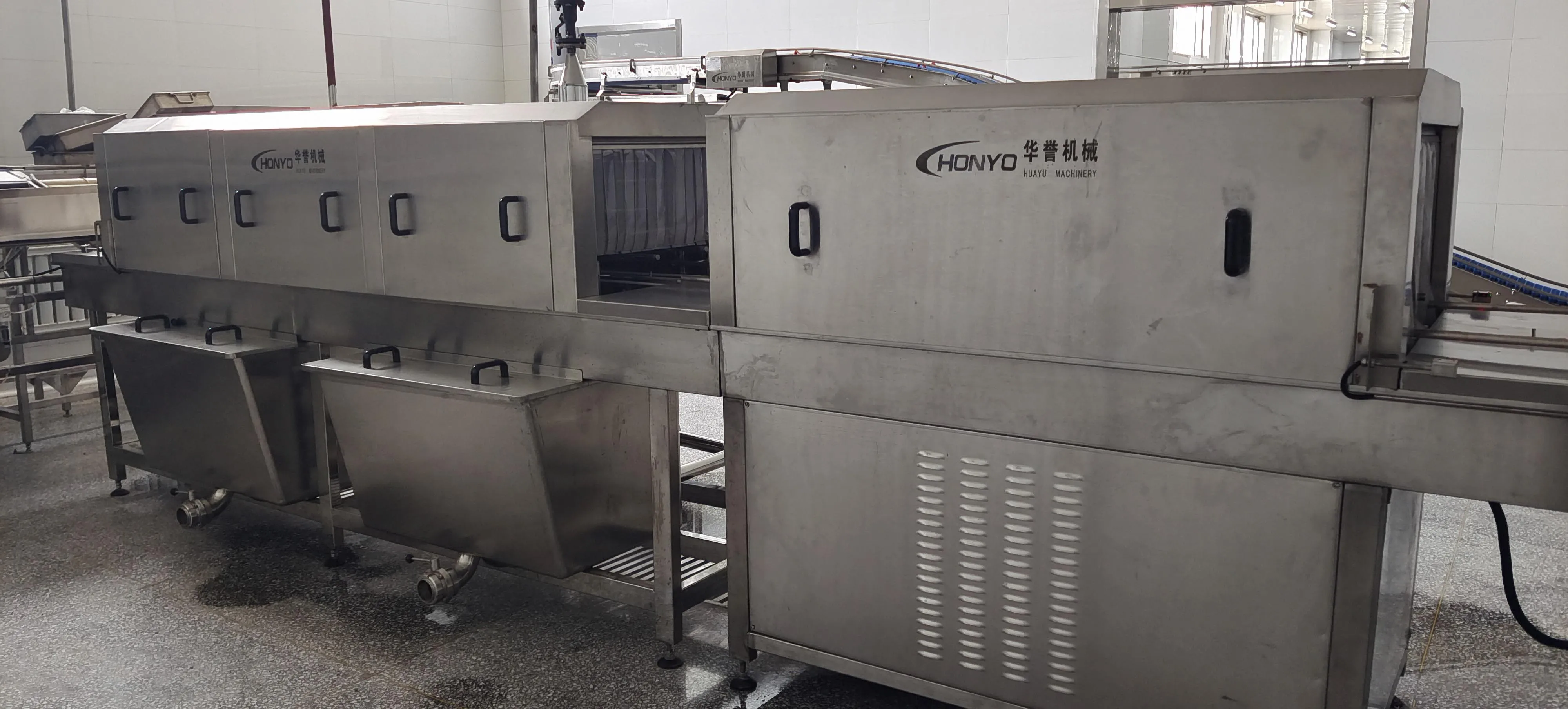 Highly efficient automatic tray basket cleaning machine for meat processing