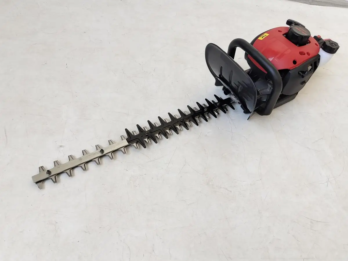UM-HT230 Hedge Trimmer - High Efficiency 2 Stroke Purning Shears
