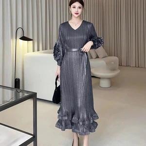 High-quality V-necked Flowered Sleeve Plus-size Dress for Wholesale - Elegant and Noble with Pleated Dress