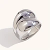 Anillo de pan de acero brillante con doble entrelazado.