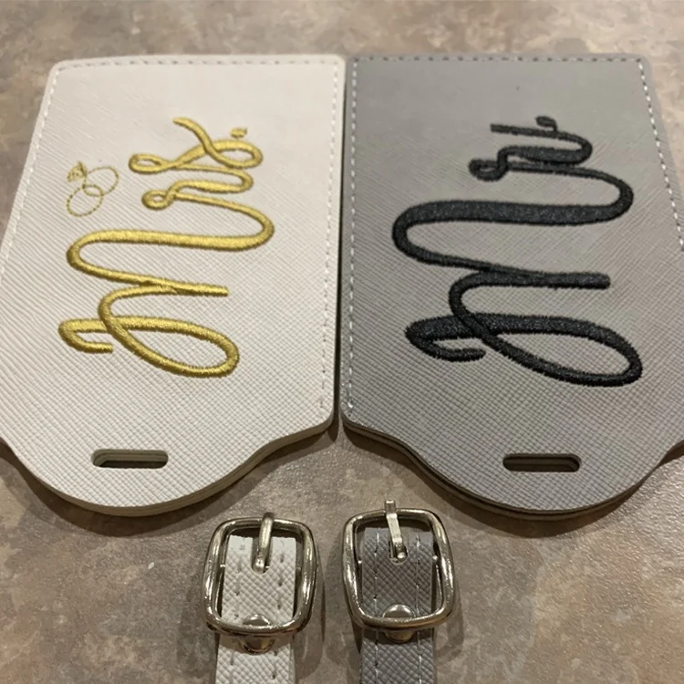 2 Targhette Bagaglio In PU Ricamate Per Coppia | Regalo Luna Di Miele O Viaggio | Etichette Valigia Romantiche - 4