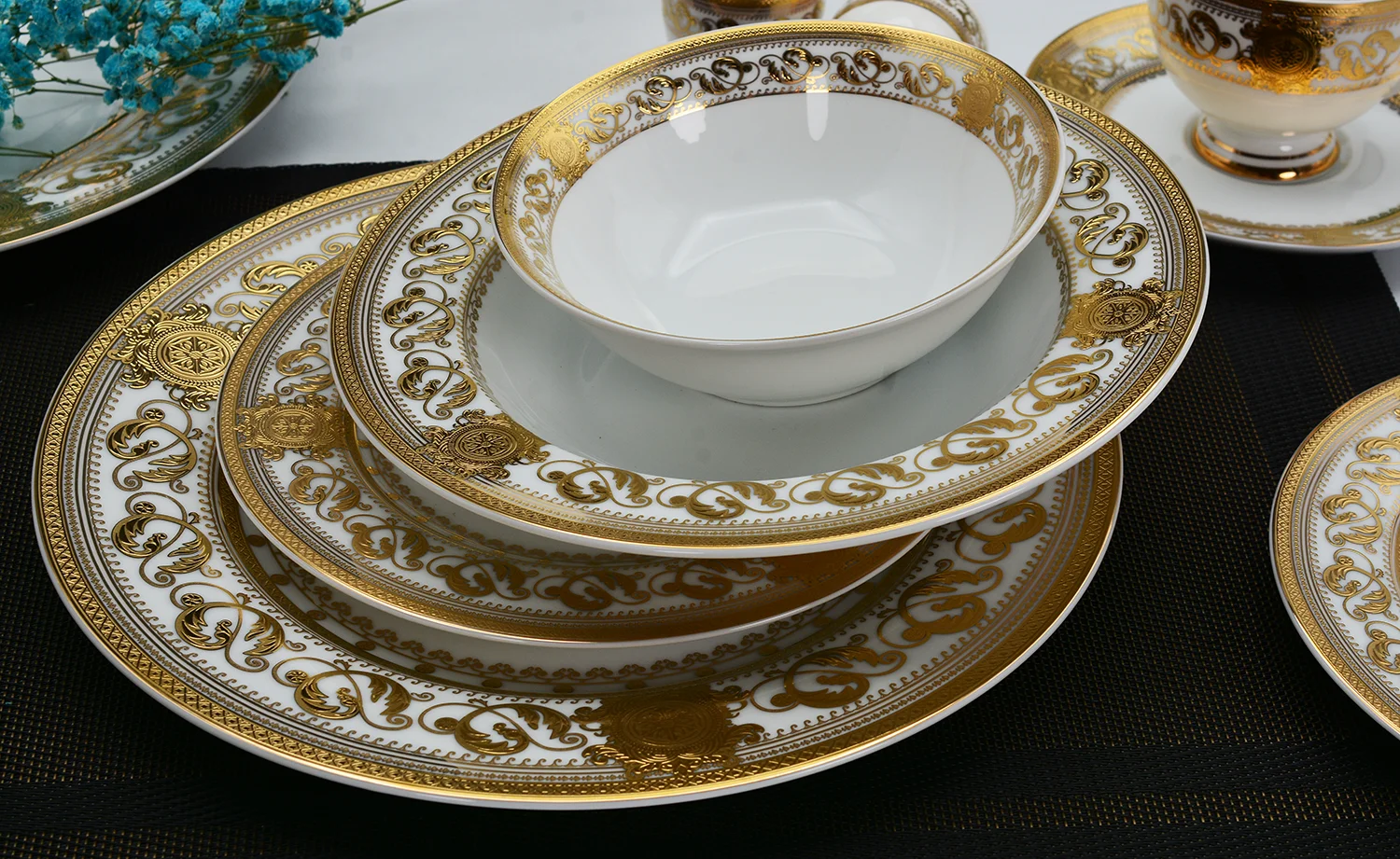 Source Hot sale factory wholesale royal porcelain dinner set
