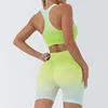 Conjunto de sujetador verde claro y shorts.
