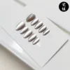 Ojo de gato gris púrpura crepuscular