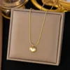 Collana con cuore di molluschi bianchi in oro 9 carati