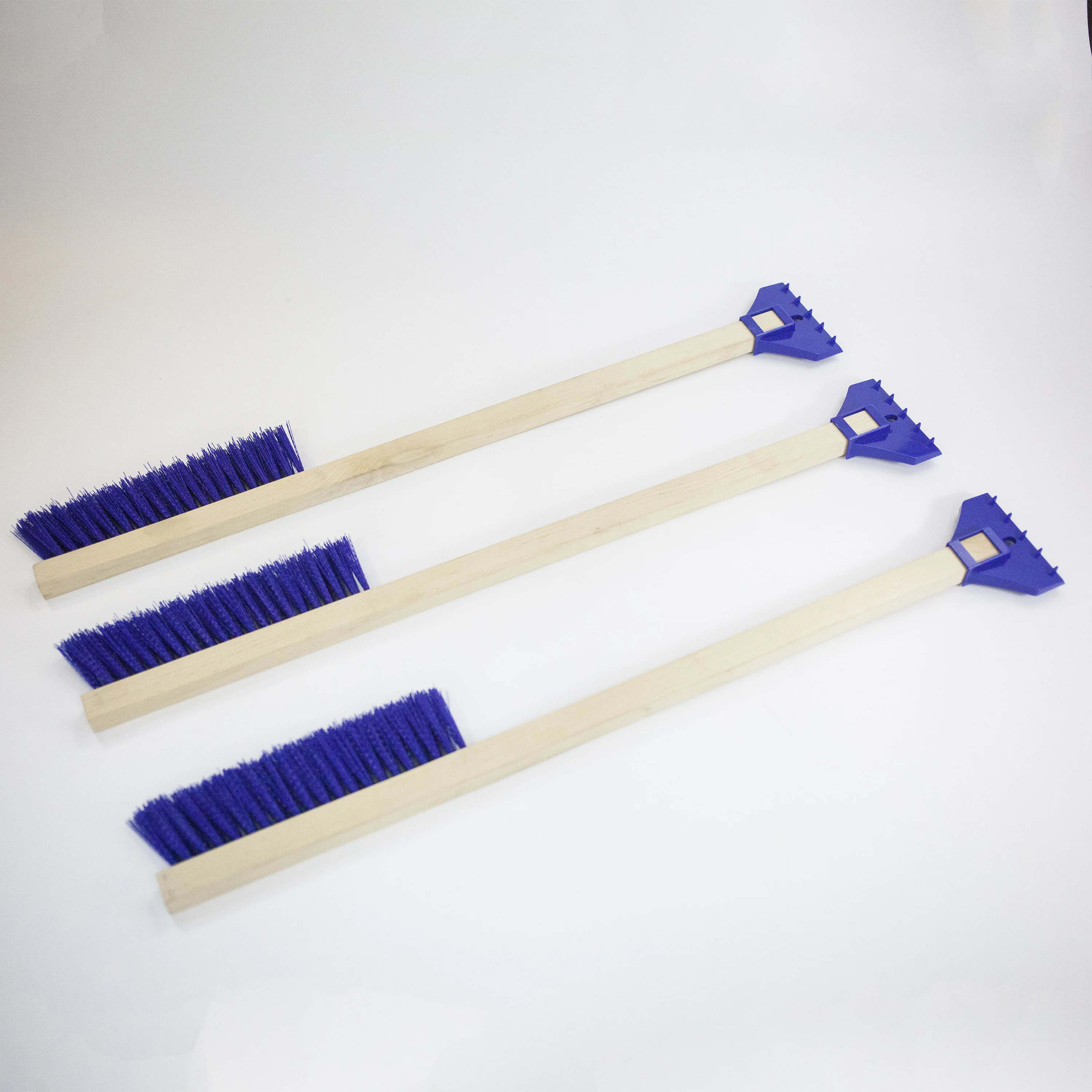 Щетка для снега и скребок льда с деревянной ручкой