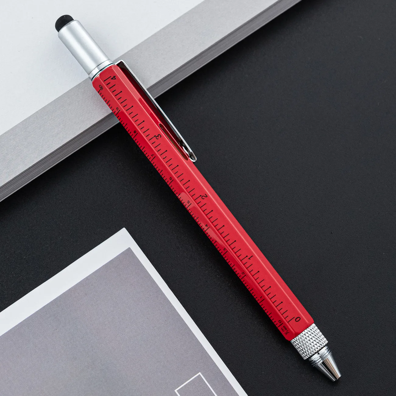 Penna multifunzione 6 in 1 con penna a sfera, pennino touch screen, righello, livella a bolla, cacciavite a testa piatta e Phillips, penna tecnica all-in-one con ricariche di inchiostro (rosso