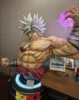 Busto de Broly de 110 cm, color blanco.