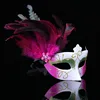 Miss Cuties, plume latérale rouge prune