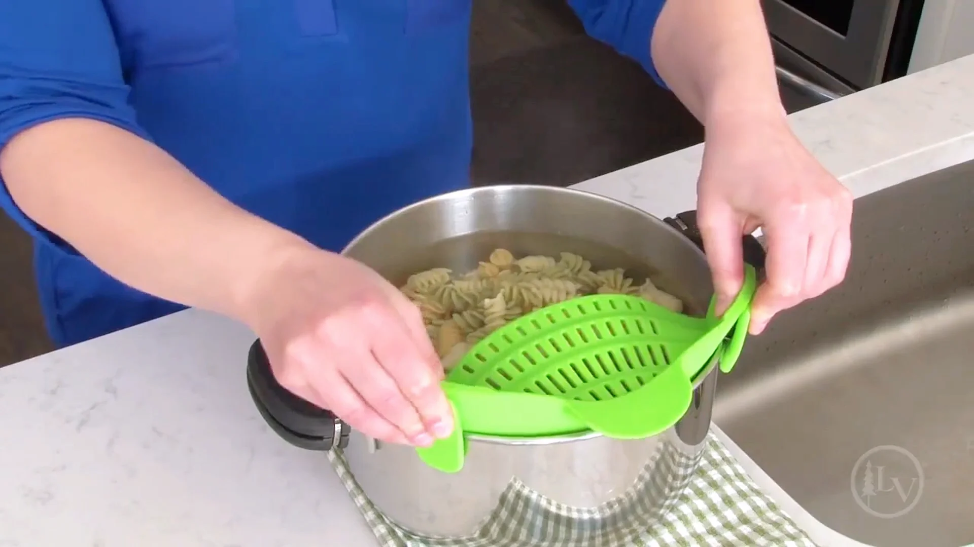 Kitchen Hot Sale Fits All Pots And Bowls Dishwasher Safe Colander Adjustable Food Grade Silicone