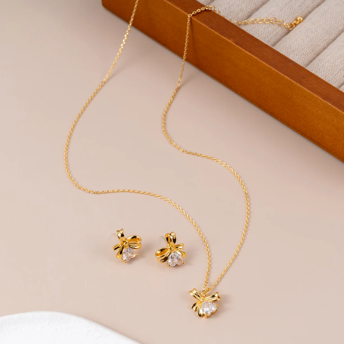 Custom Gold-Plated Diamond Heart Bow Earrings Necklace Set New Fashion Classic Style Jewelry for Women Made of Brass Link Chain