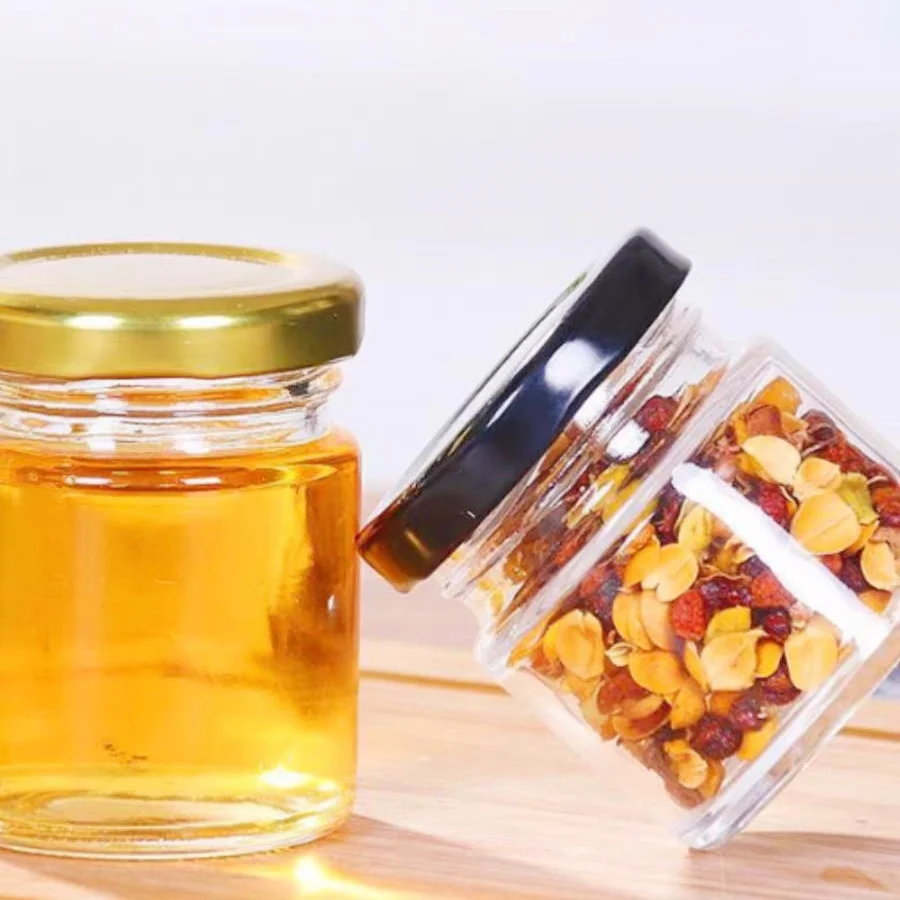Ahhute Set di 40 mini barattoli per miele esagonali in vetro da 42,5 g con cucchiai in legno, ciondoli d'api, sacchetti regalo dorati e nastri in tessuto dorato – vasetti per miele
