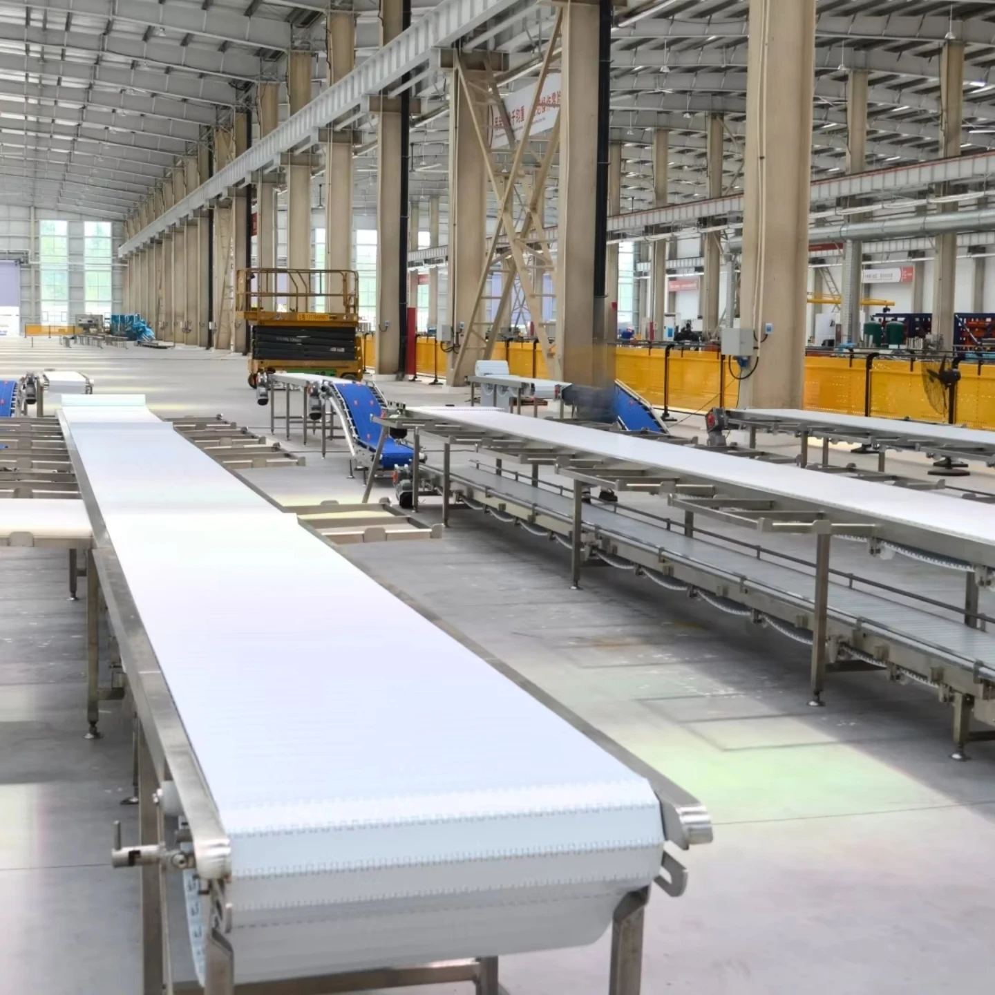 Stainless steel meat conveyor system modular belt and roller design for slaughterhouses