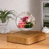 Base de madera clara con bola de flores