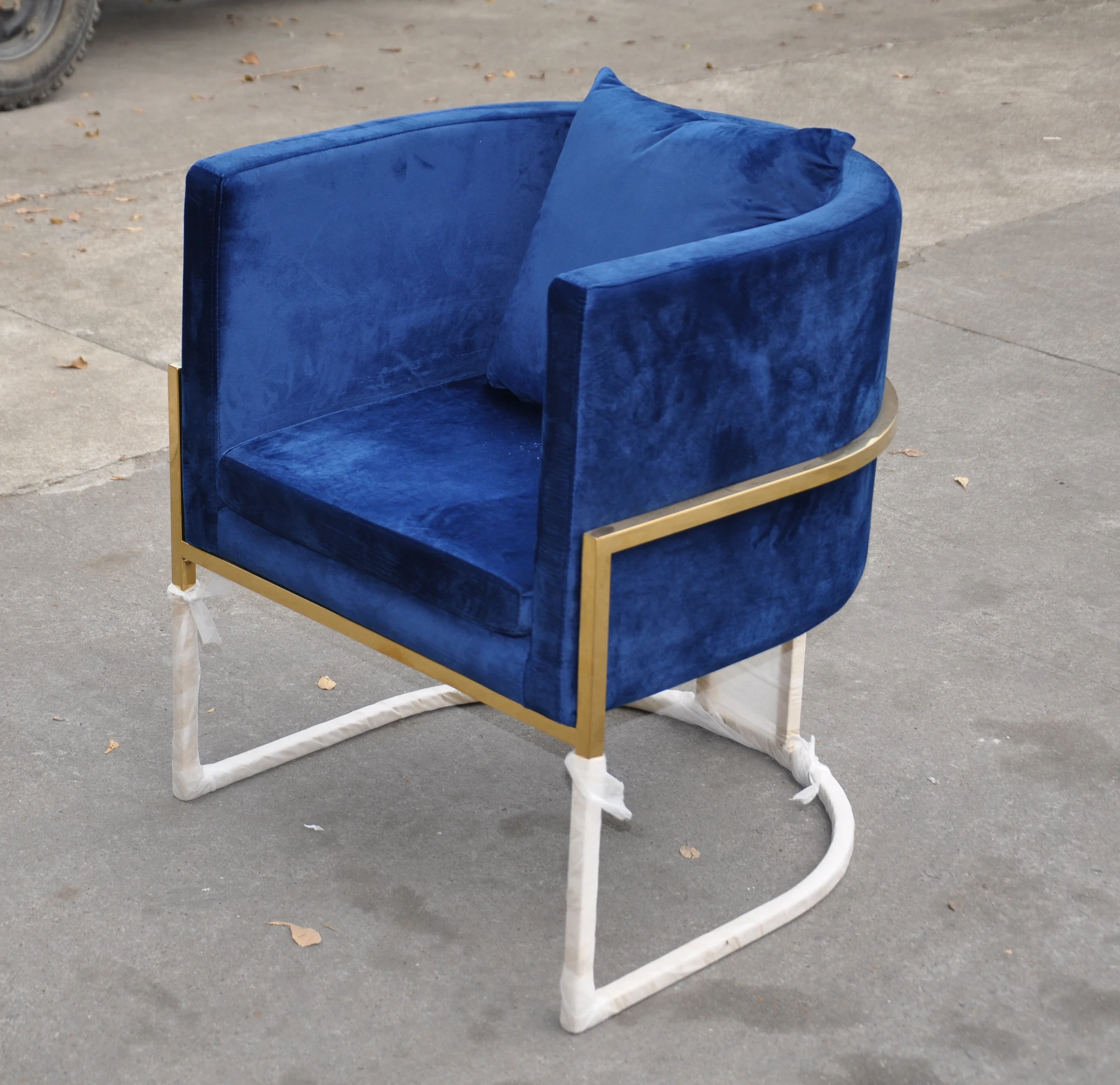 Polish Stainless Steel Hotel Arm Chair Modern Style Velvet Restaurant Dining Chair In Silver Or