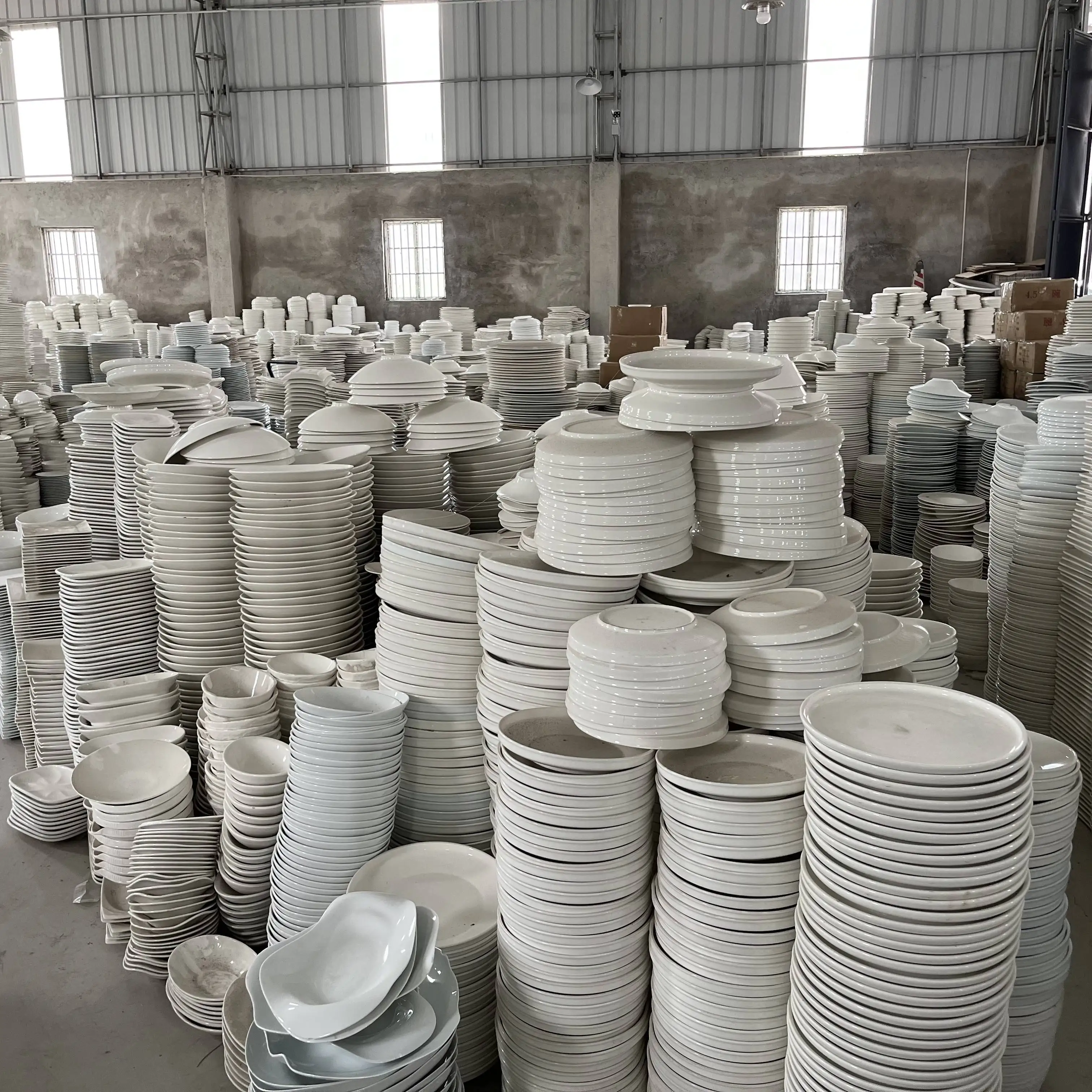 Factory Stocked Cheap Price White Porcelain Ceramic Dishes Plates Mixed  Size Model Ceramic Plates Sets Dinnerware Sold by Ton