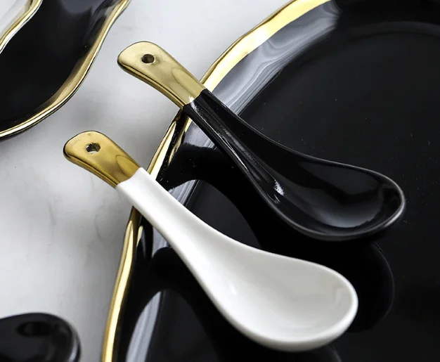 नॉर्डिक रेस्तरां डिनरवेयर सेट सिरेमिक ब्लैक व्हाइट पोर्सिलेन डिनर प्लेट गोल्ड रिम के साथ 23