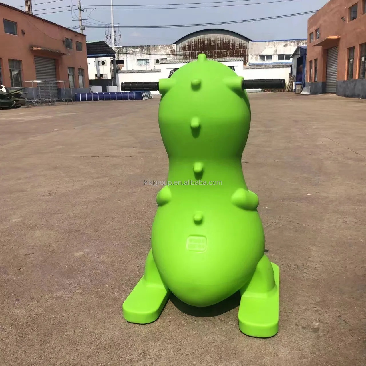 QIQU Commercial Roll Molded HDPE Dino Skate Trainer Rink Equipment Unbreakable Ice Skate Pusher
