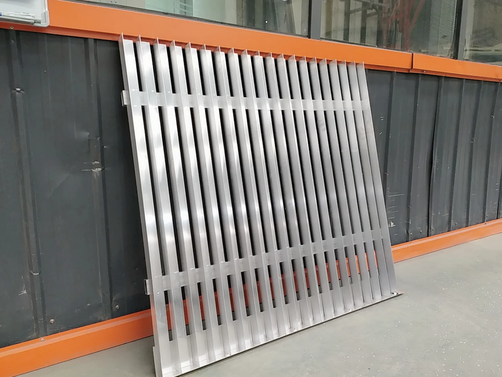 Высококачественные наружные алюминиевые стеновые панели с ограждением и столбом на заказ