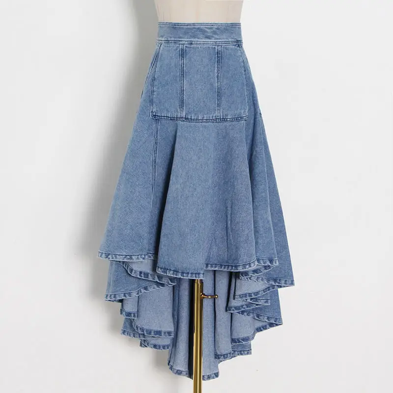 Uformell blå jeansskjørt med høy liv, patchwork, ruller, uregelmessig høy liv, løst fritidsdesign og asymmetrisk nederkant for kvinner