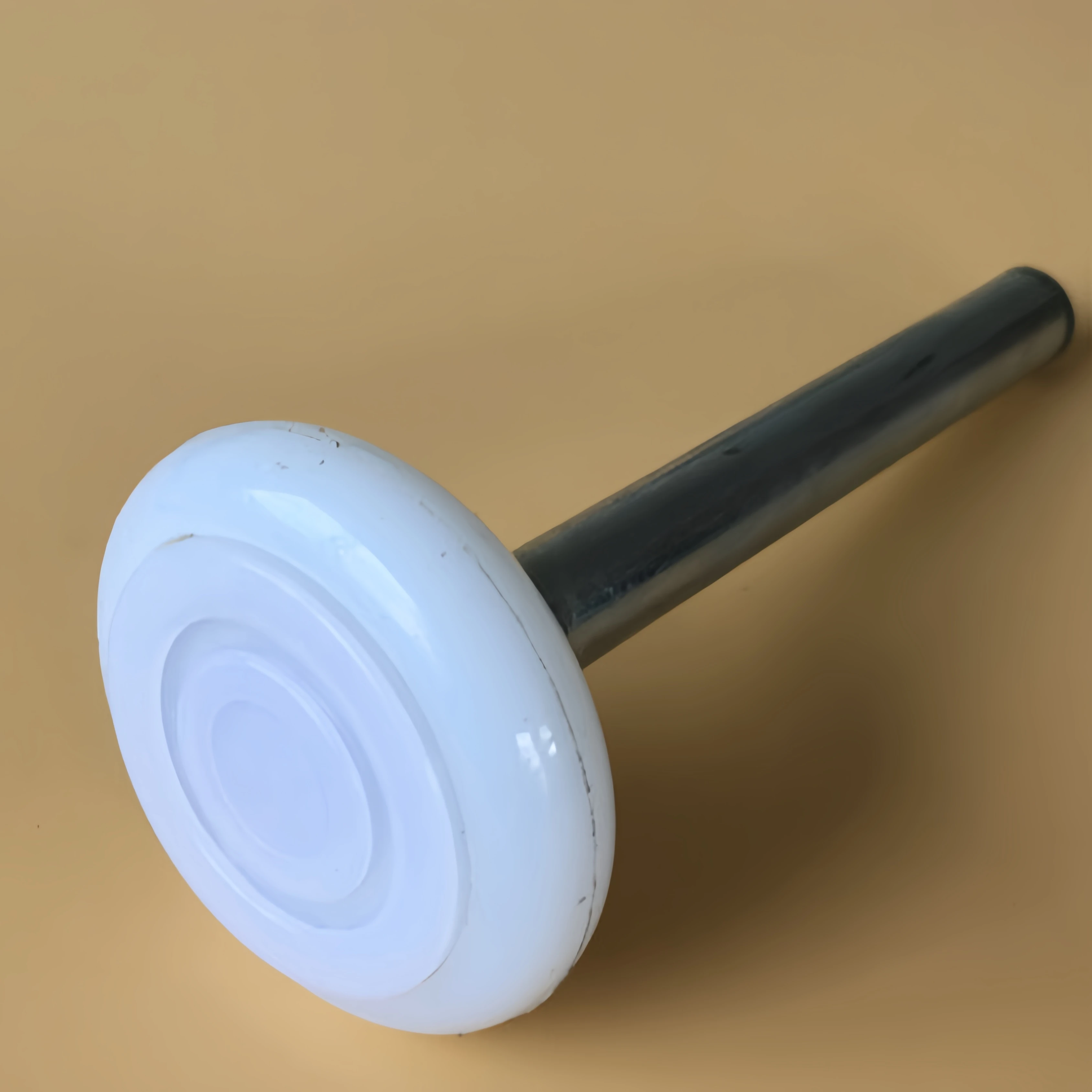 Factory Direct Supply of American Style White Dust Cover 46mmx120mm Nylon Roller Cover Cheap Garage Door Window Accessories
