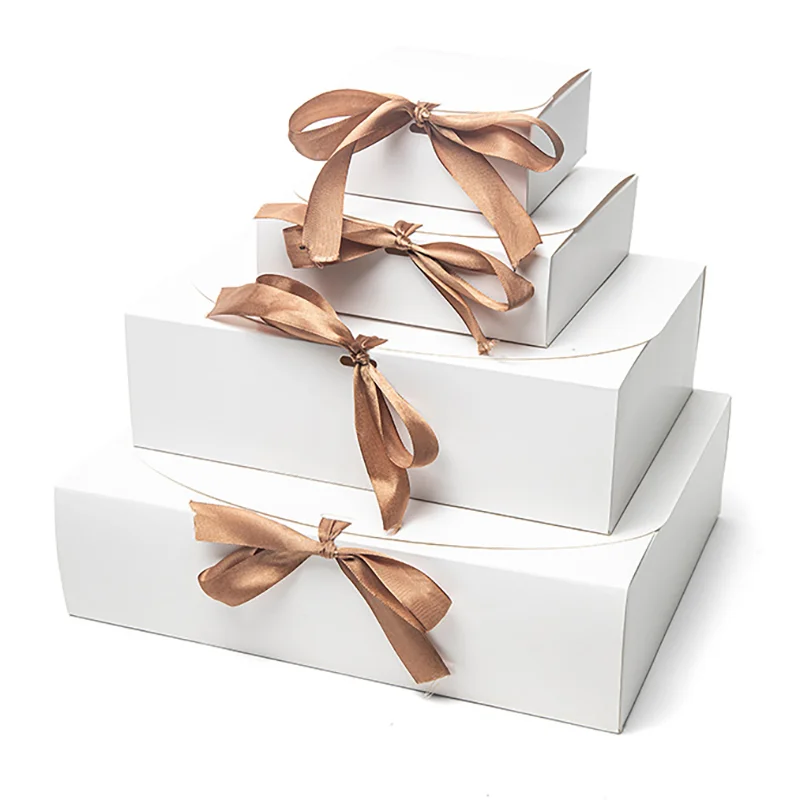 Tilpasset brettbar gaveemballasje med hvitt bestrøket kartong, myke mapper med sløyfe og logo hotstamping