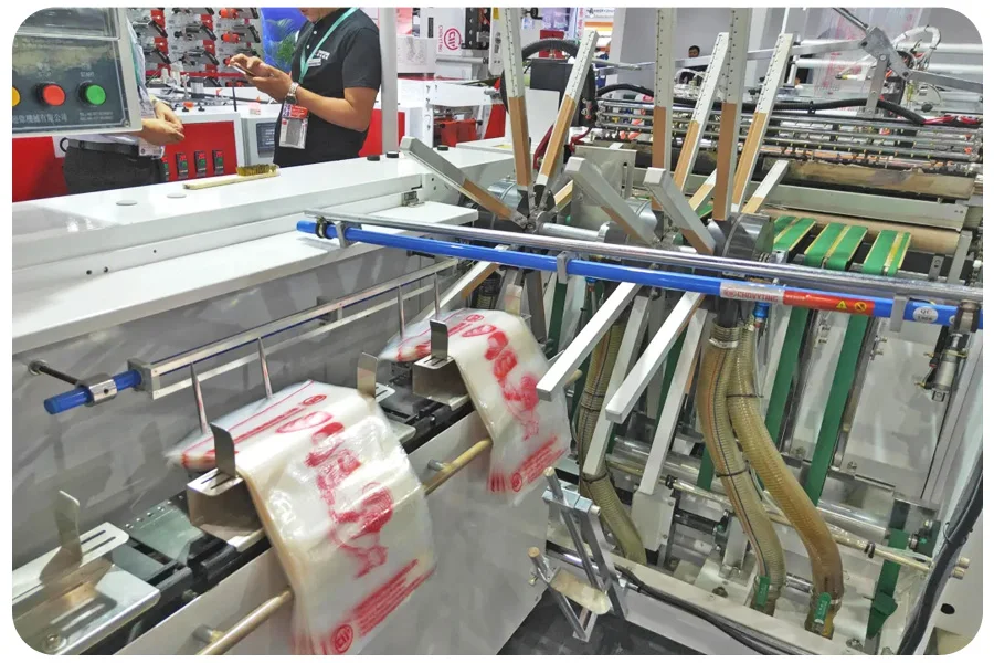 High Speed PP PE Side Hot Sealing Punching Small Bag Wicket Chicken Bread Bakery Windmill Collection Bag Making Machine