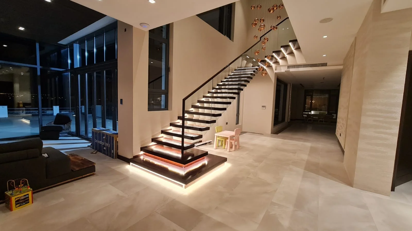 American Modern Standard 12mm Floating Stairs Beam Solid Wood Tread 80mm With LED Light With Standoff Railing Straight Staircase supplier