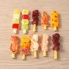 Brochetas a la parrilla de estilo mixto y coloridas