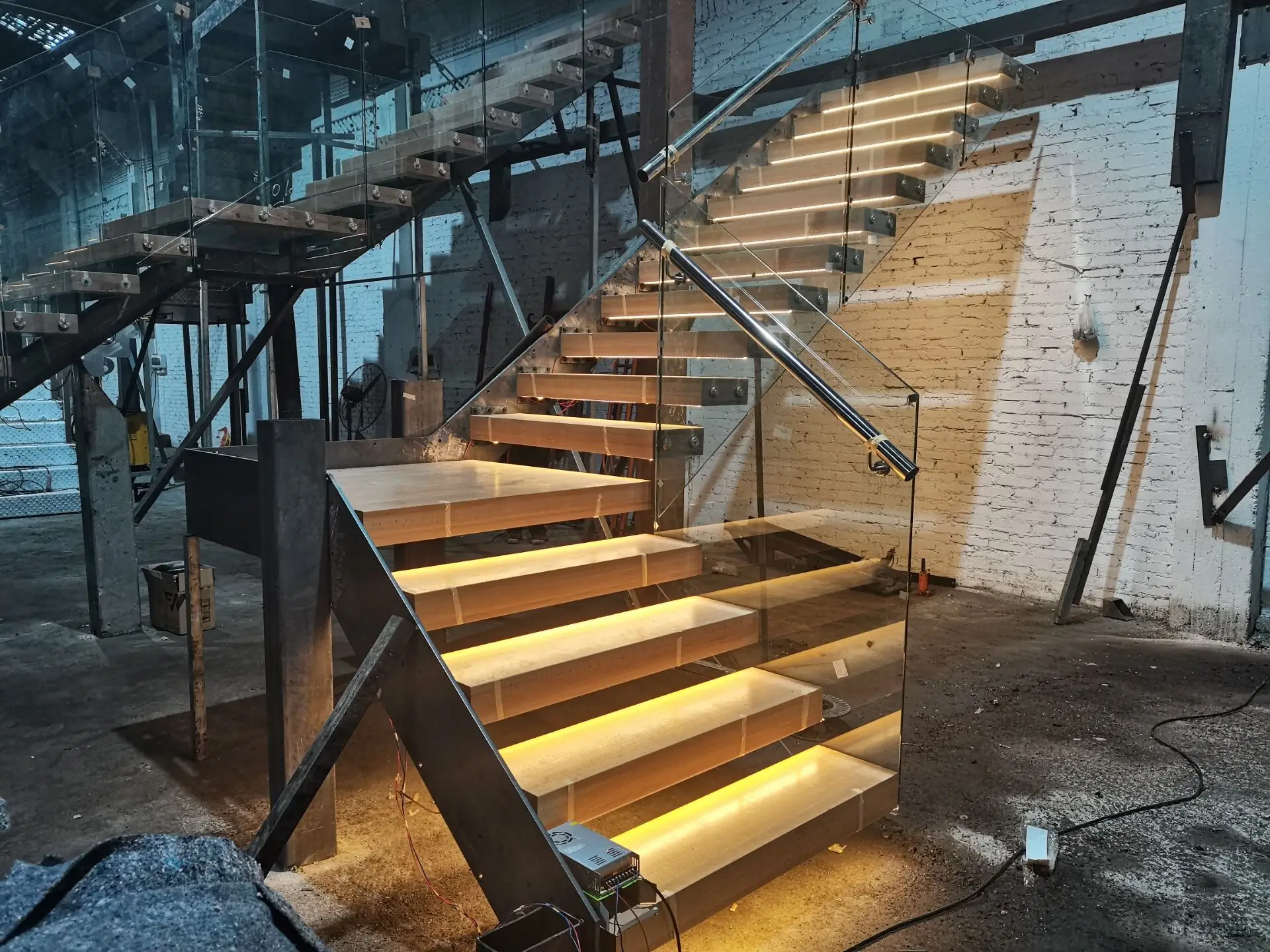 American Modern Standard 12mm Floating Stairs Beam Solid Wood Tread 80mm With LED Light With Standoff Railing Straight Staircase supplier