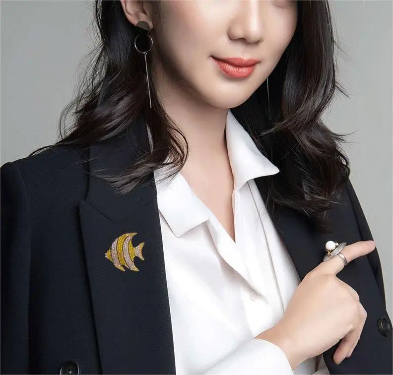 Hot Selling High-End Fashionable Diamond Inlaid Small Fish Brooch Alloy Animal Brooch Pin Scarf Buckle in Stock