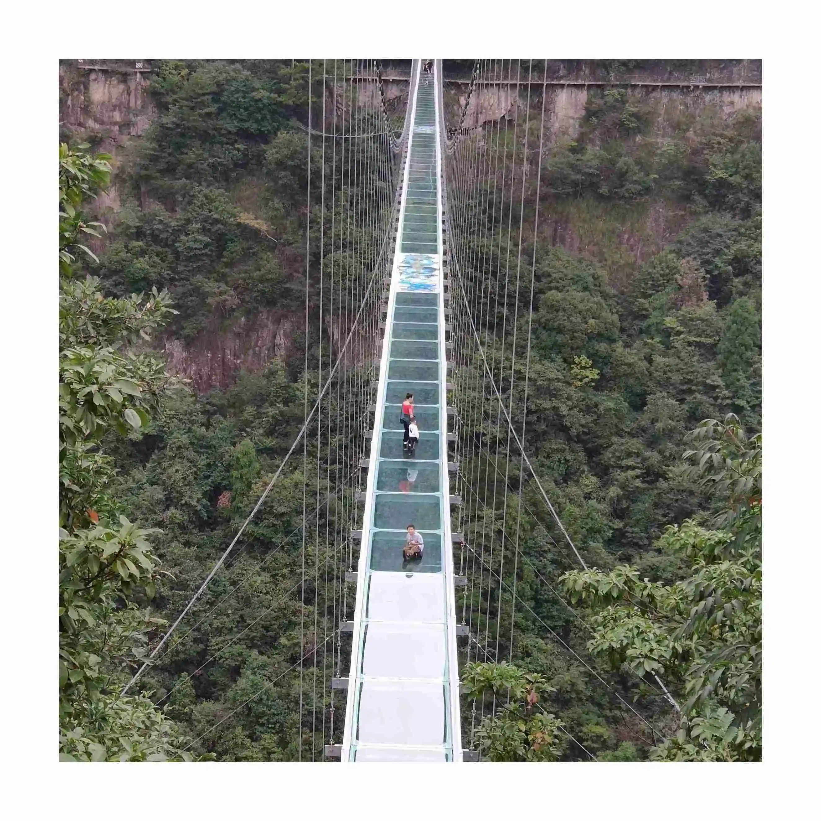 Туристическое горное живописное место на открытом воздухе приключенческая подвеска skywalk дно стеклянный напольный мост