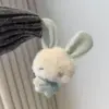 Conejo ángel azul calma al conejo