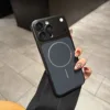 Se transforma instantáneamente en un estuche rígido magnético mate de 17 colores en negro.