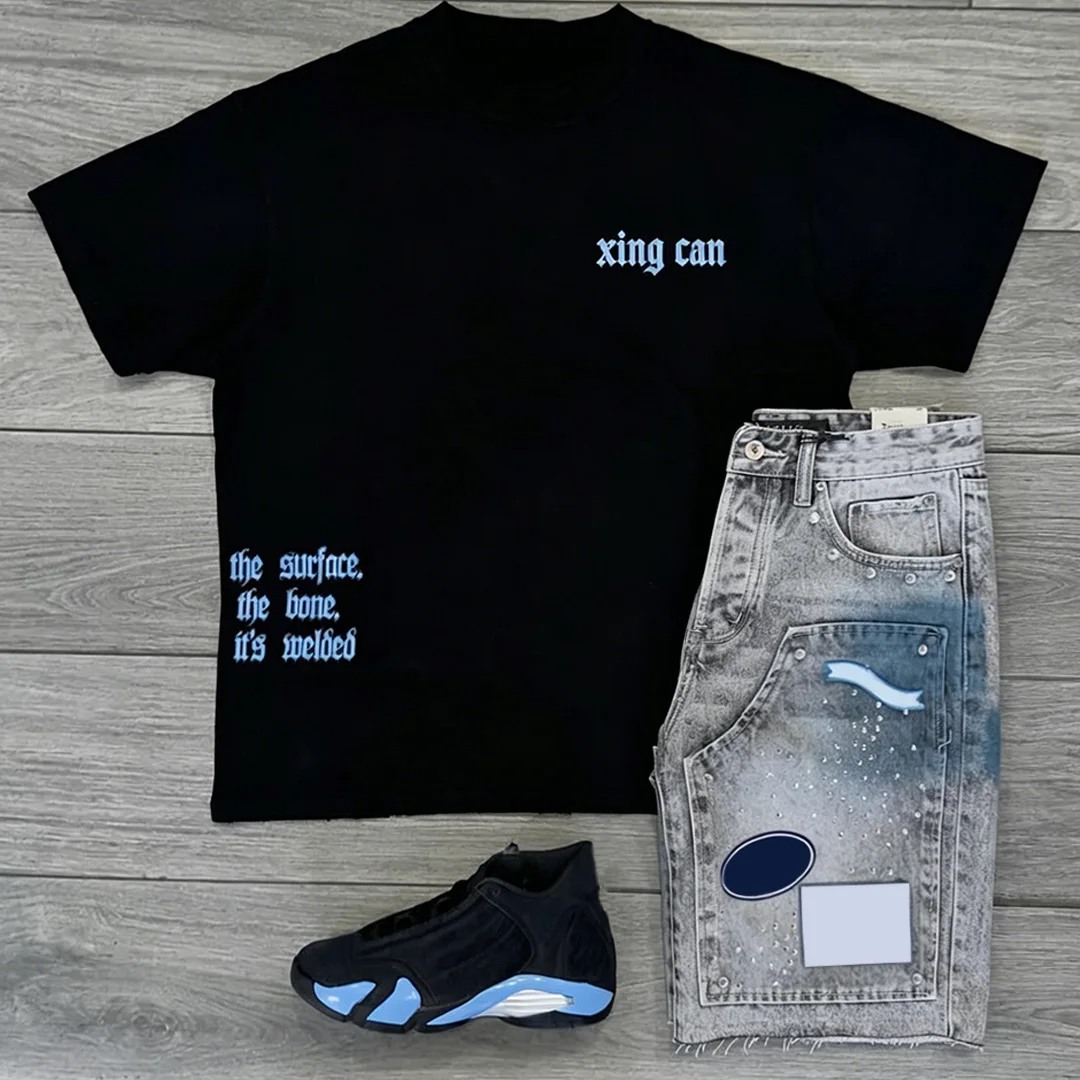 Herresæt i 100 % bomuld med vintage-rhinestones og DTG-digital print på T-shirt samt forældede jeansshorts – brugerdefineret design tilgængeligt