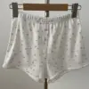 sfondo bianco con fiori blu r-Shorts