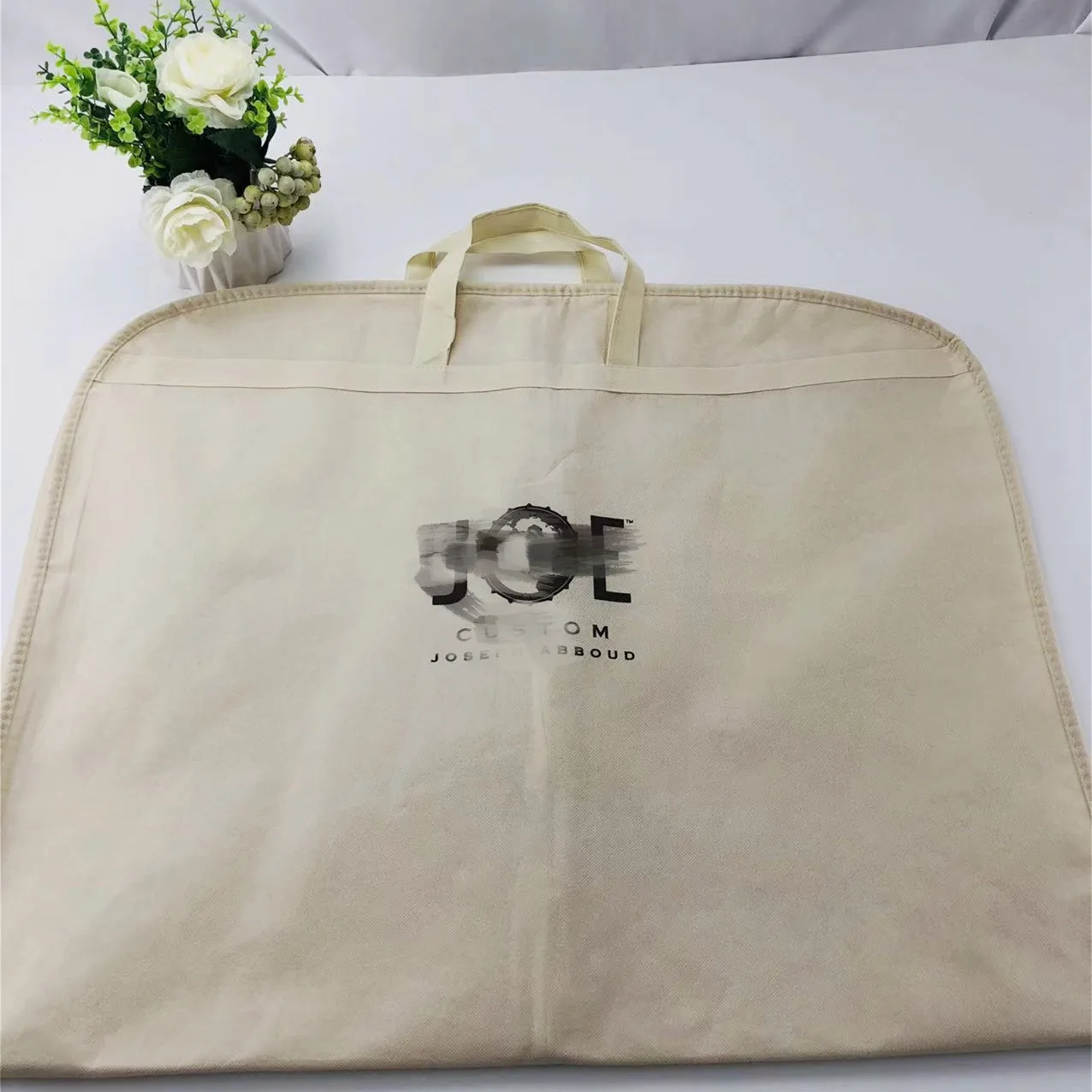 Beige Garment Bags Print Logo Tote Carry on Garment Cover Bag Dust  Non-woven Eco Portable Suit Cover for Suits and Dress