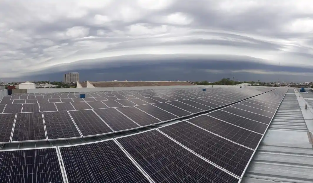 зеленые здание с солнечными панелями. солар кейт. солнечные батареи на крыше. сайт solar. солар 18 +.