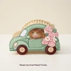 Coche marrón con flores