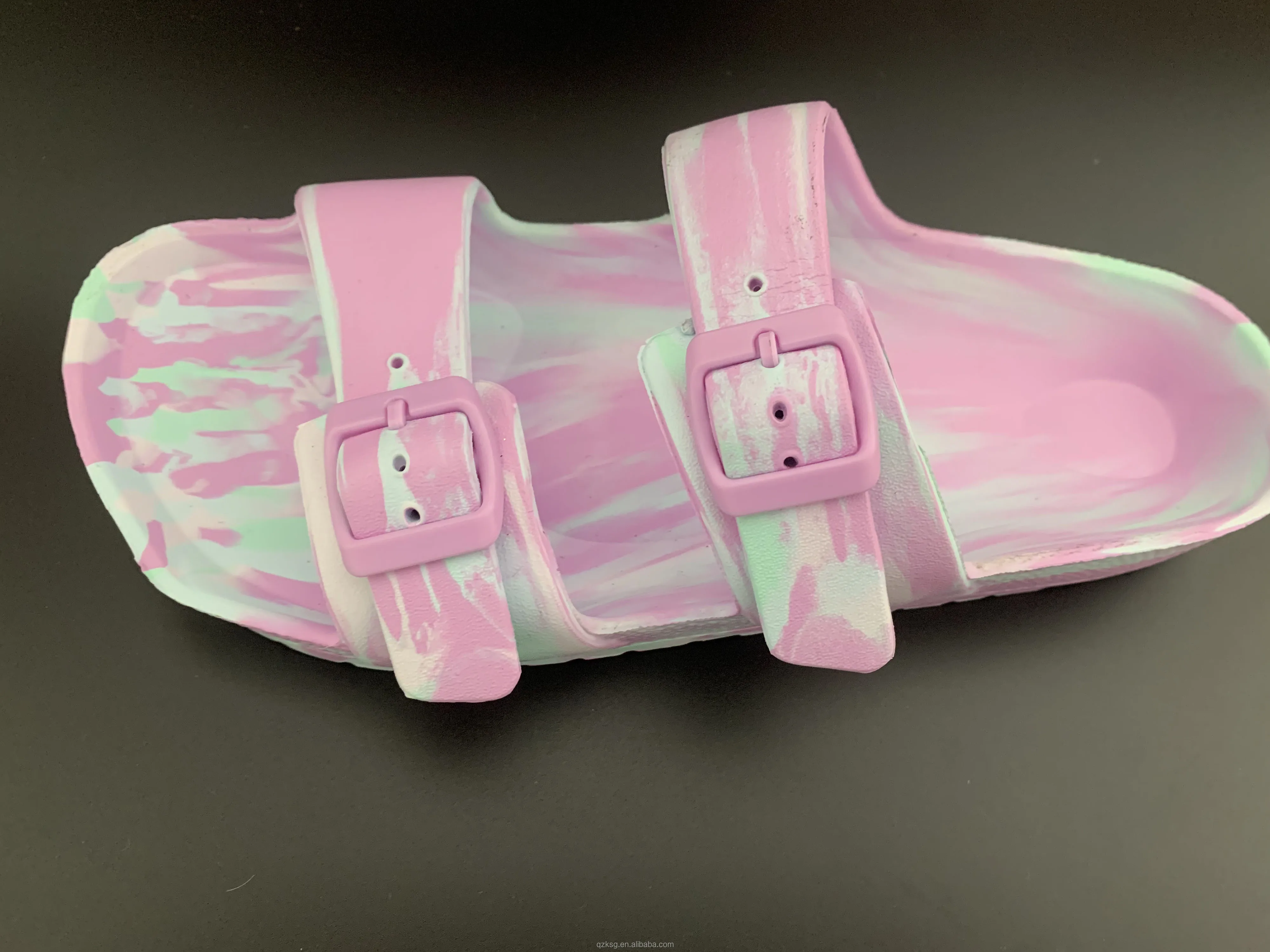 Женские шлепанцы с