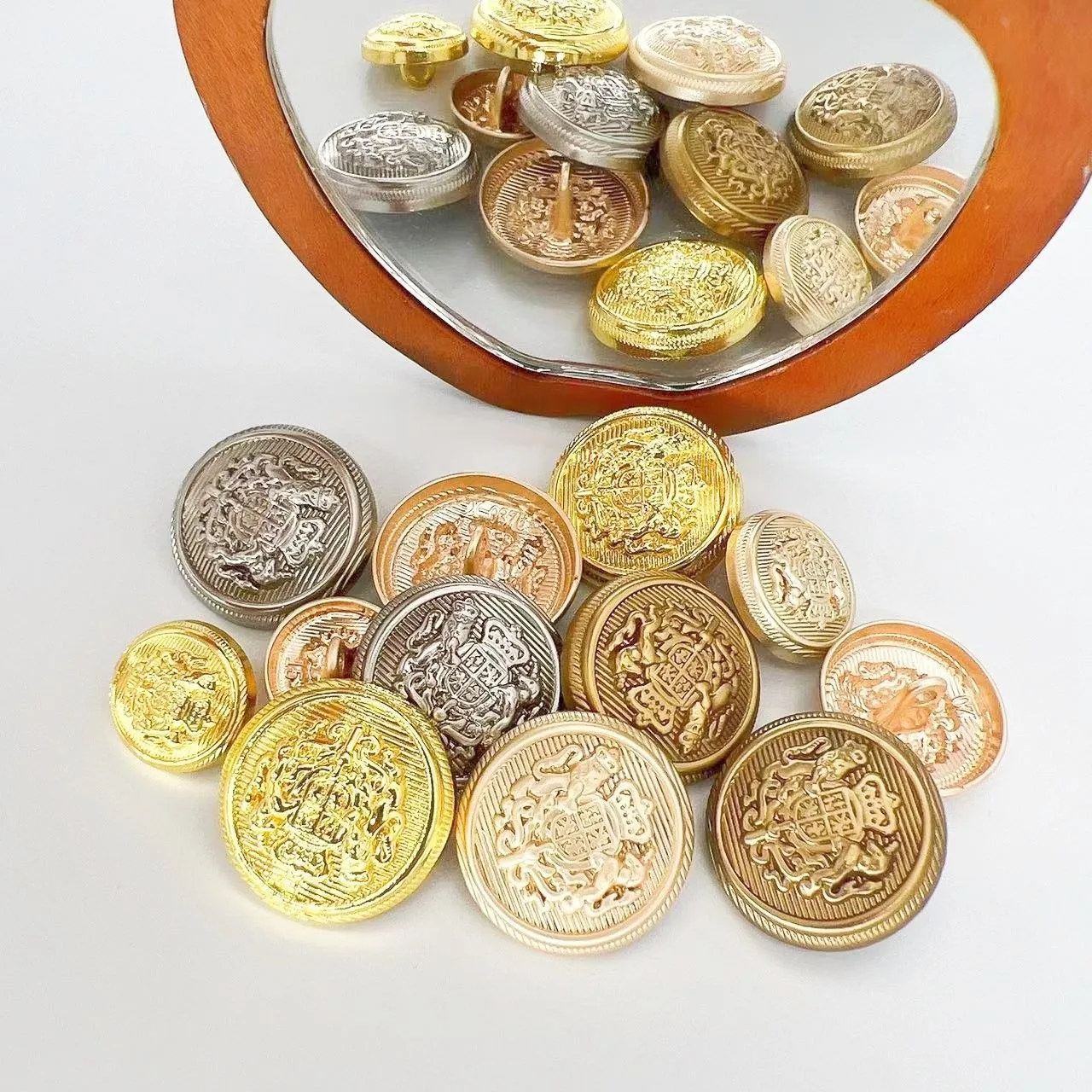Gold Suit Buttons Custom Pattern & Size Metal Buttons for Coat 15mm 18mm 20mm Alloy Crown and lion Buttons