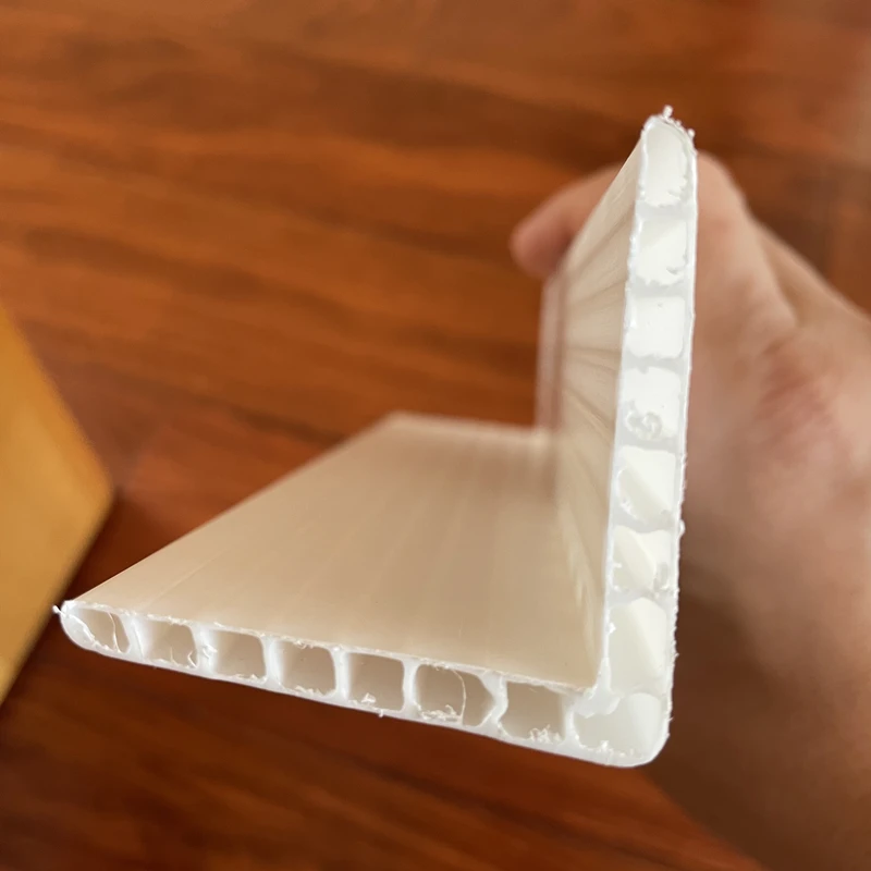 Напечатанный на заказ 90 градусов Corflute Correx гофрированный пластиковый лист стол настенный край Угловой