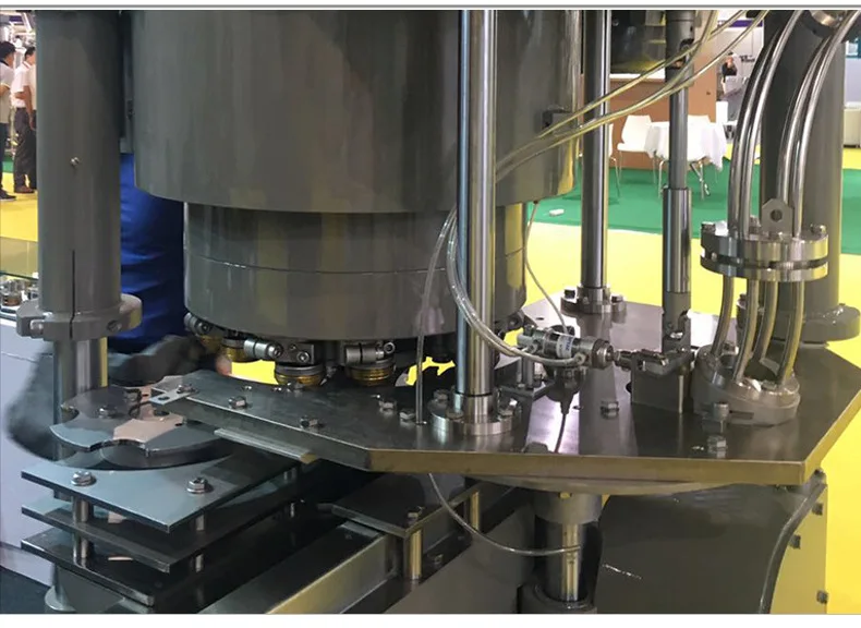 Автоматическая Заводская машина для укупорки бутылок пива стеклянных бутылок Металлическая корона