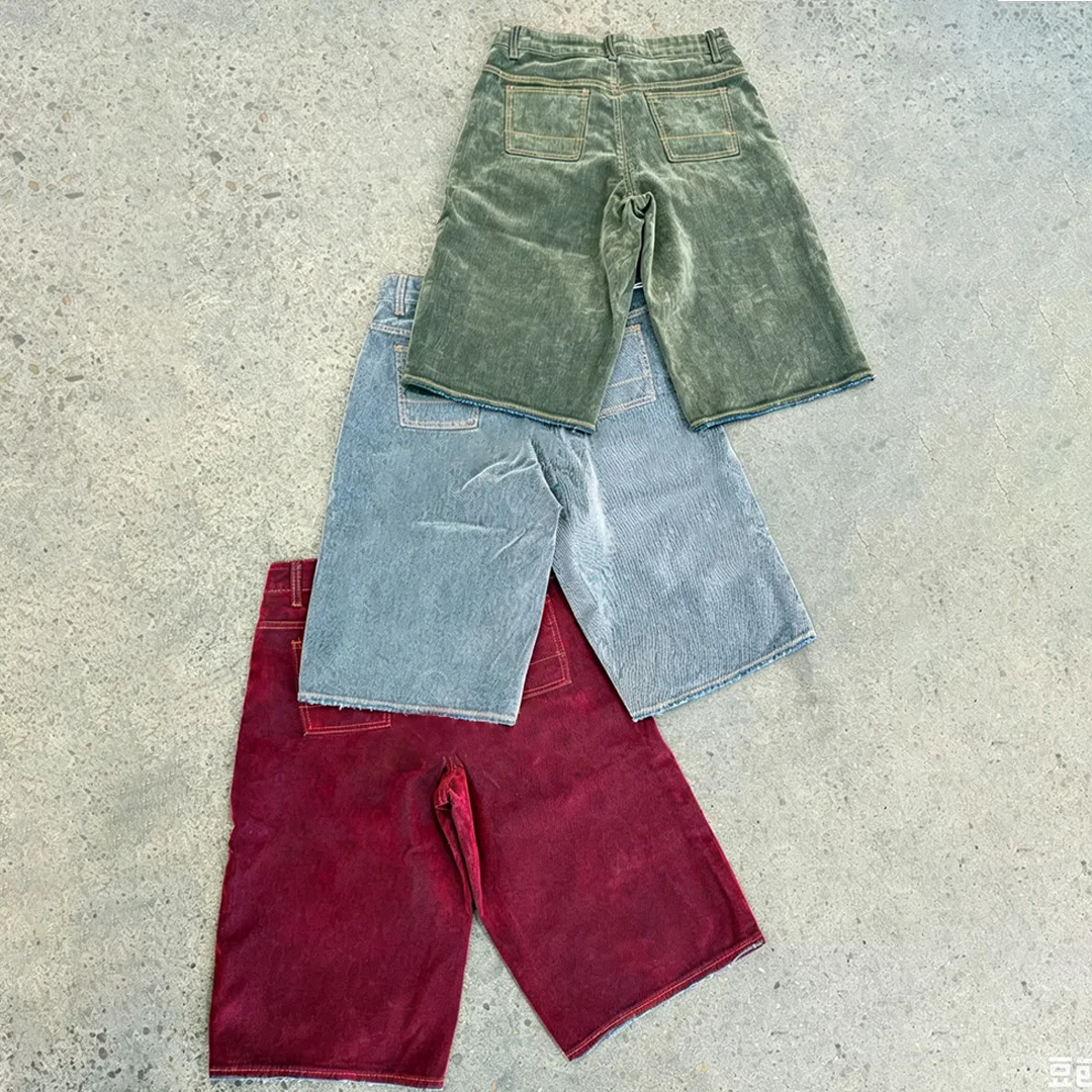 Vintage streetwearové nákladní krátké kalhoty, těžká bavlna, vybělené a poškozené povrchem, syrový okraj hemu, ručně pískované, americké krátké kalhoty pro muže