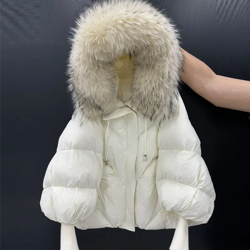 Еуропалық стильдегі қысқы жаңа ақ үйрек толтырғышты үлкен тері жиекті капюшонды жакет. Әйелдерге арналған орташа ұзындықтағы қалың жылы жүннен тоқылған пальто