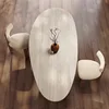 Un tavolo da pranzo in noce