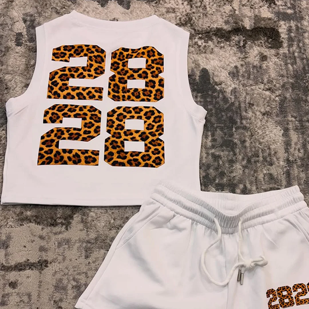 Fabriks-tilpasset 100 % bomuld streetstylesæt: DTG-digitalprint-T-shirt og shorts, tilpasselig med varmefikserede rhinestones og broderi