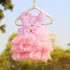 Vestido rosa con tirantes y rayas verticales