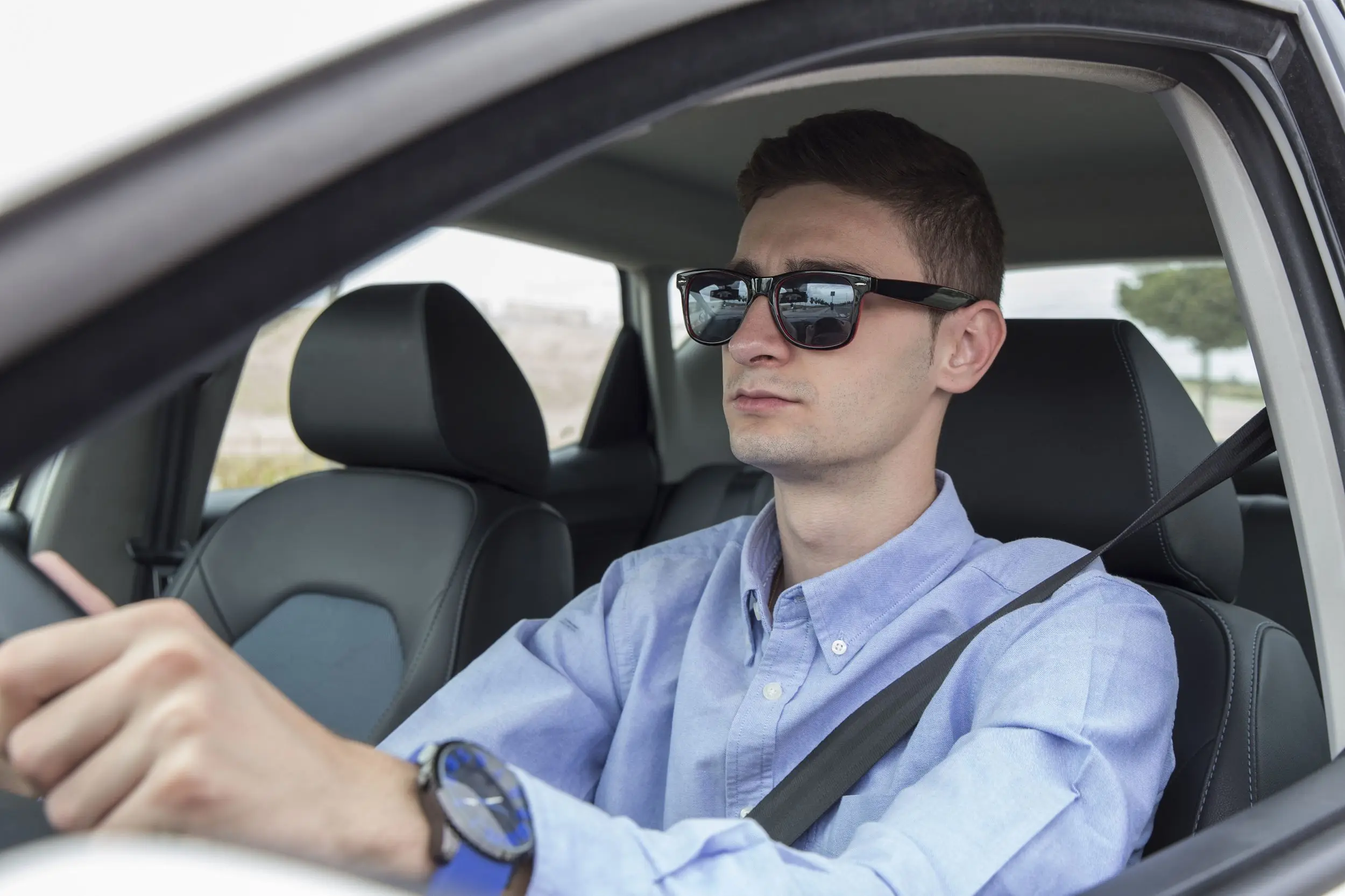 Водитель в очках. Мужчина в машине. Мужчина в очках солнцезащитных в машине. Машины известных блоггеров. Человек за рулем в очках.